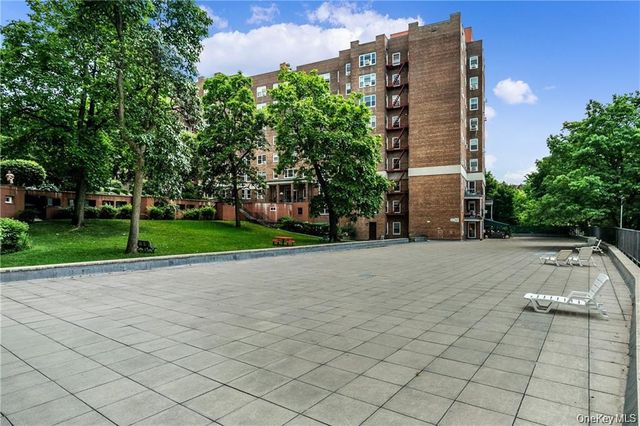 290 Collins Ave 2C, Fleetwood, NY 10552