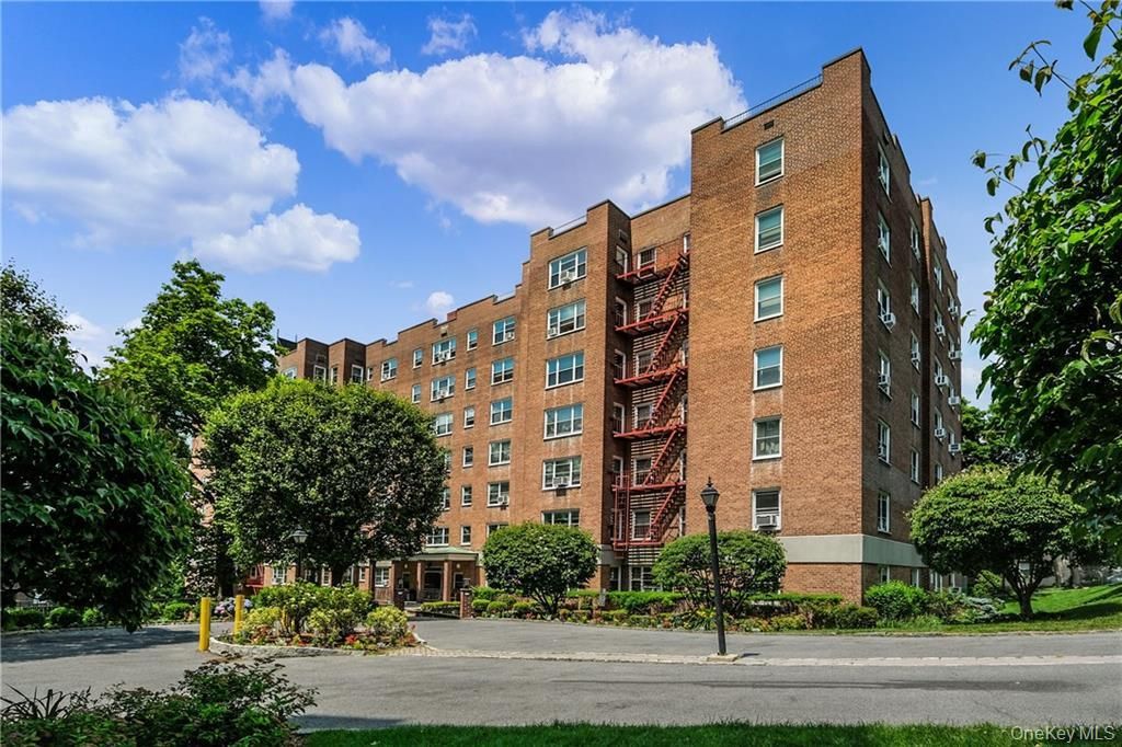 290 Collins Ave 2C, Fleetwood, NY 10552