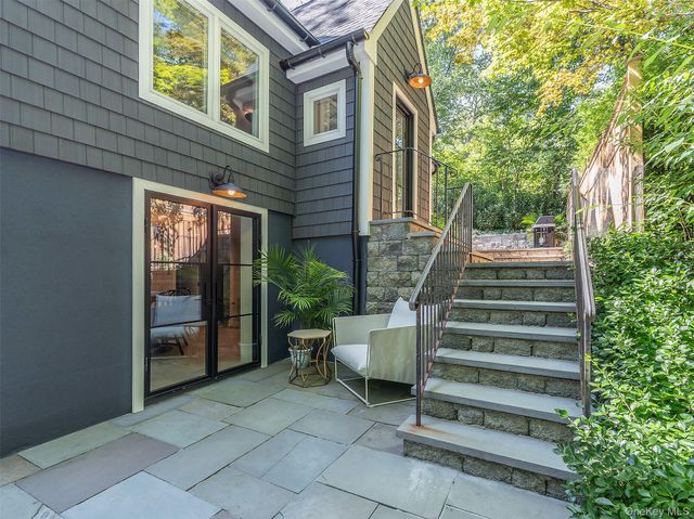 12 Winding Way, Sea Cliff, NY 11579