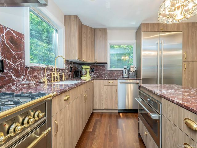 12 Winding Way, Sea Cliff, NY 11579