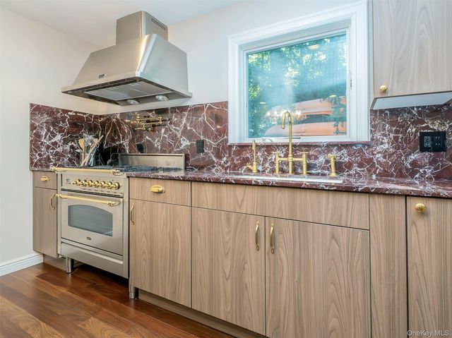 12 Winding Way, Sea Cliff, NY 11579