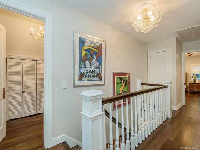 12 Winding Way, Sea Cliff, NY 11579