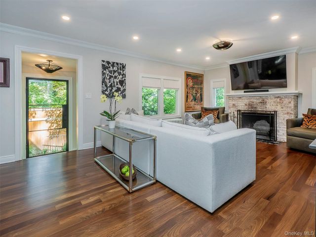 12 Winding Way, Sea Cliff, NY 11579