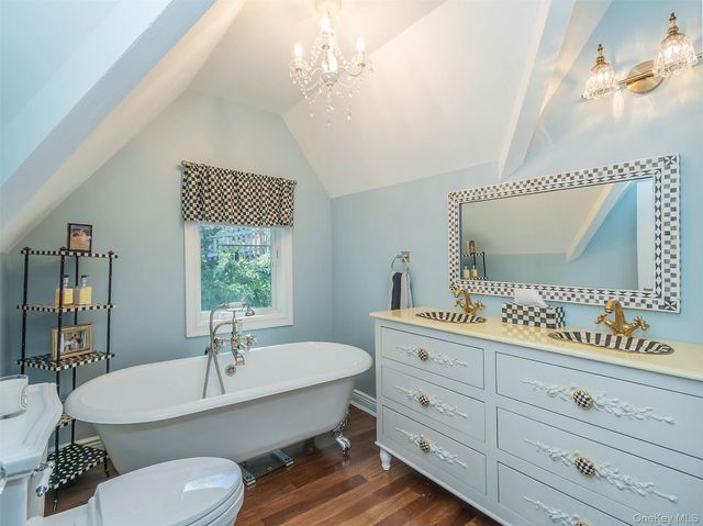 12 Winding Way, Sea Cliff, NY 11579