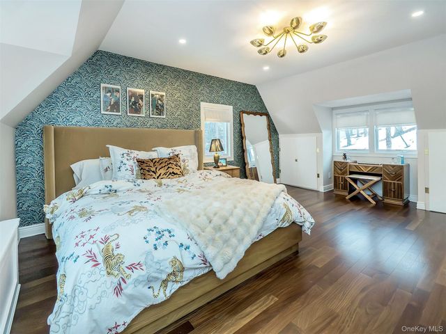 12 Winding Way, Sea Cliff, NY 11579