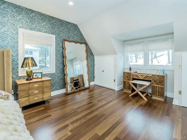 12 Winding Way, Sea Cliff, NY 11579