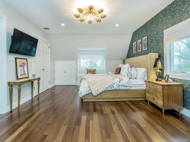 12 Winding Way, Sea Cliff, NY 11579