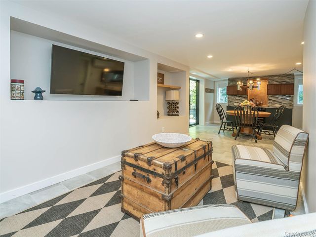 12 Winding Way, Sea Cliff, NY 11579