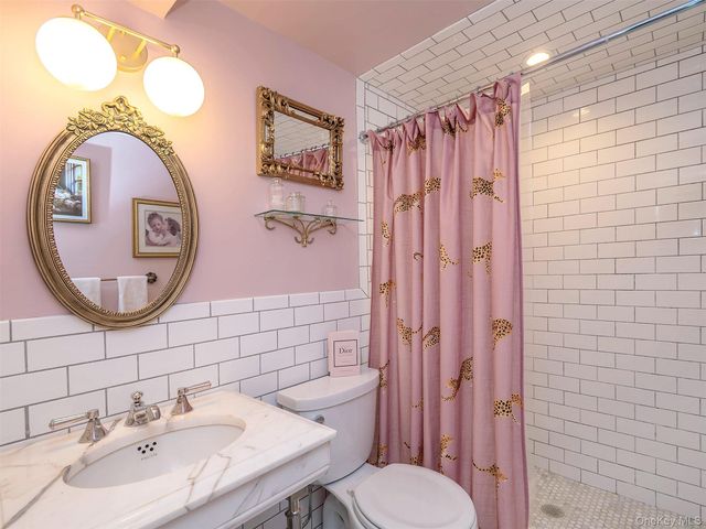 12 Winding Way, Sea Cliff, NY 11579