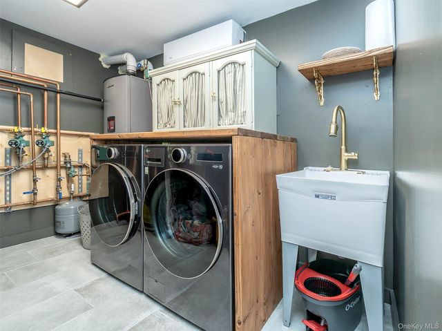 12 Winding Way, Sea Cliff, NY 11579