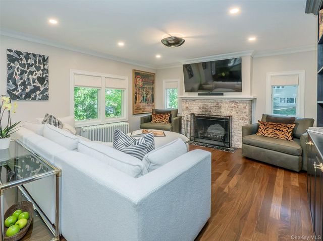 12 Winding Way, Sea Cliff, NY 11579