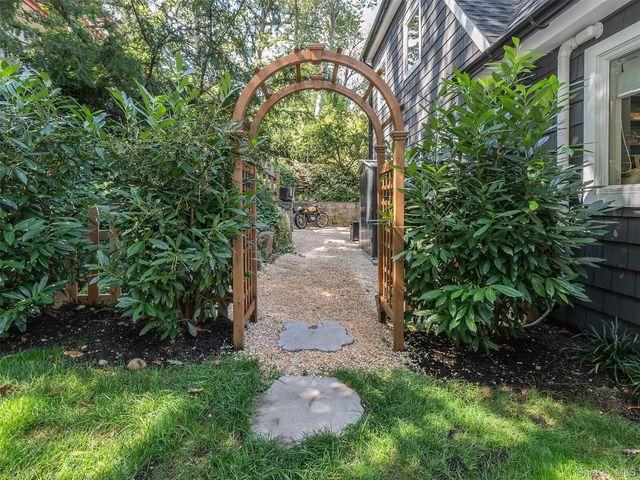 12 Winding Way, Sea Cliff, NY 11579