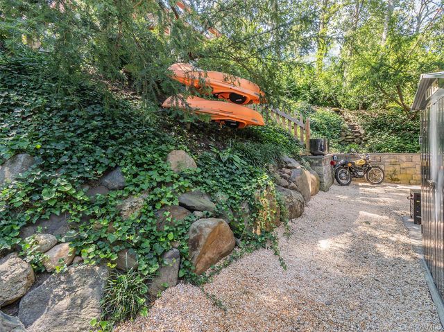 12 Winding Way, Sea Cliff, NY 11579