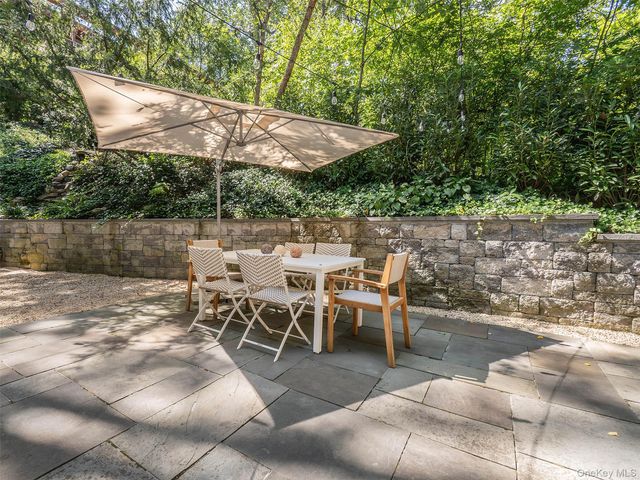 12 Winding Way, Sea Cliff, NY 11579