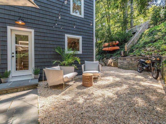 12 Winding Way, Sea Cliff, NY 11579