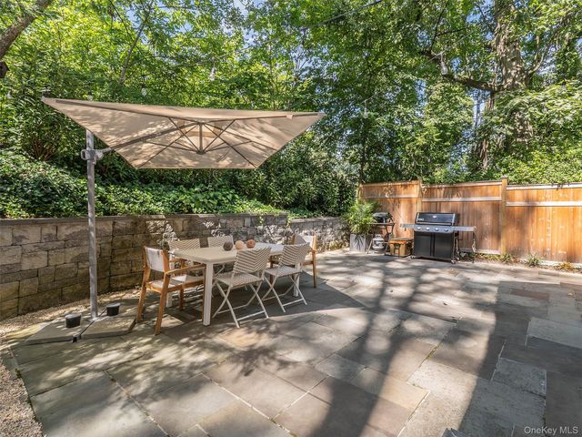 12 Winding Way, Sea Cliff, NY 11579