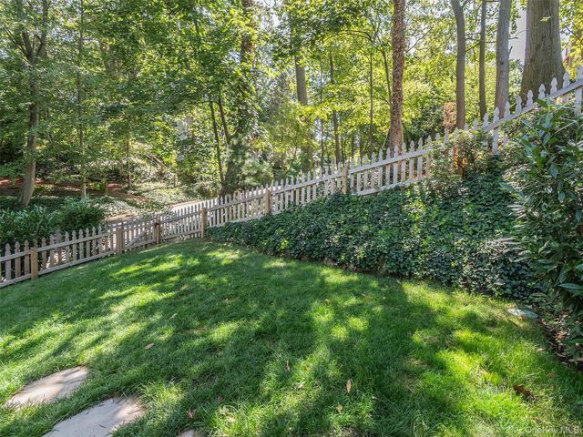 12 Winding Way, Sea Cliff, NY 11579