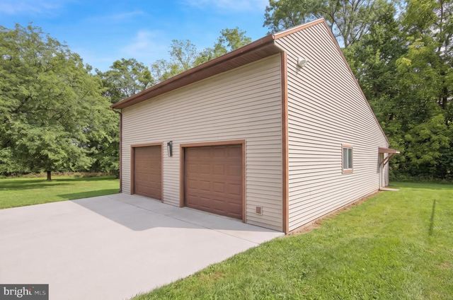 1048 CROSS KEYS RD, Leesport, PA 19533