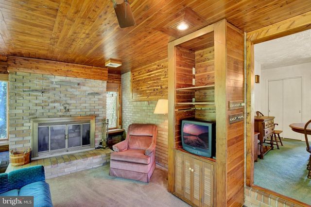 1048 CROSS KEYS RD, Leesport, PA 19533