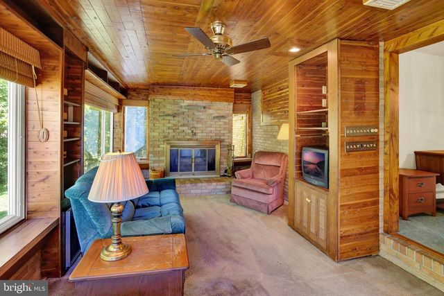1048 CROSS KEYS RD, Leesport, PA 19533