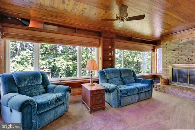 1048 CROSS KEYS RD, Leesport, PA 19533