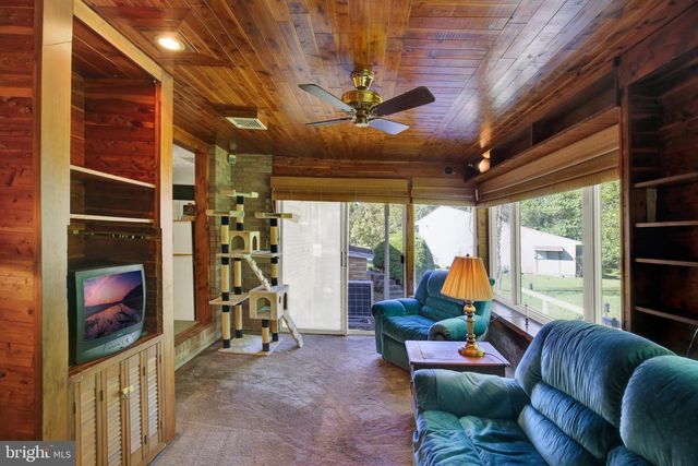 1048 CROSS KEYS RD, Leesport, PA 19533