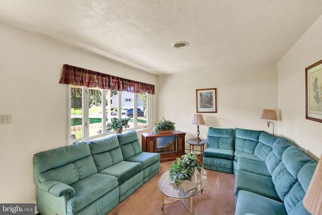 1048 CROSS KEYS RD, Leesport, PA 19533