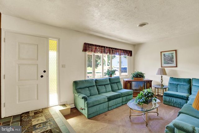 1048 CROSS KEYS RD, Leesport, PA 19533