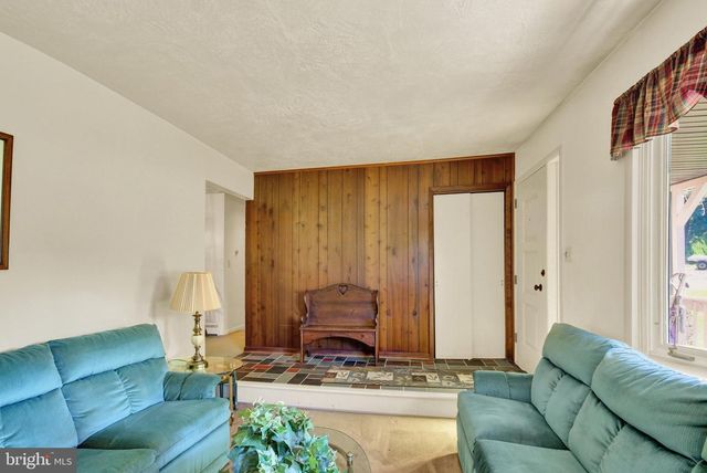 1048 CROSS KEYS RD, Leesport, PA 19533