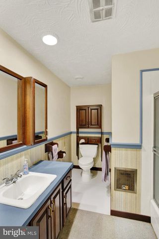 1048 CROSS KEYS RD, Leesport, PA 19533