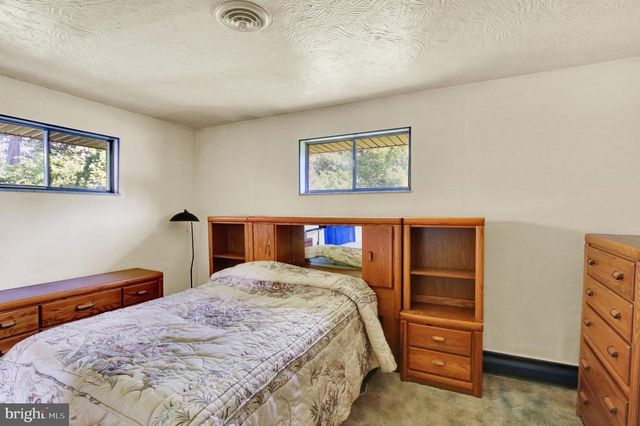 1048 CROSS KEYS RD, Leesport, PA 19533