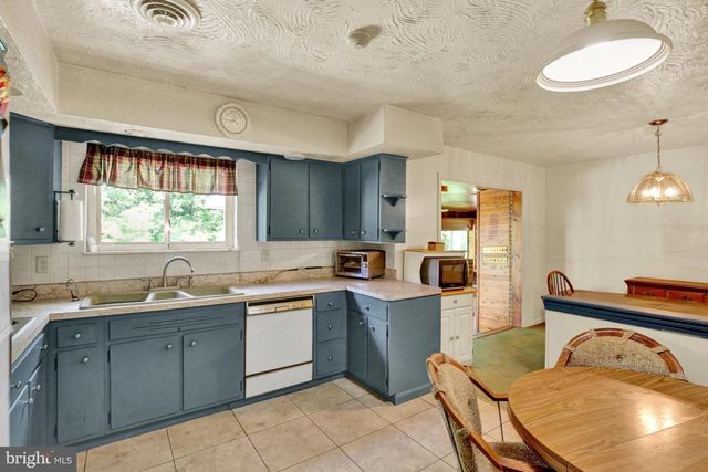 1048 CROSS KEYS RD, Leesport, PA 19533