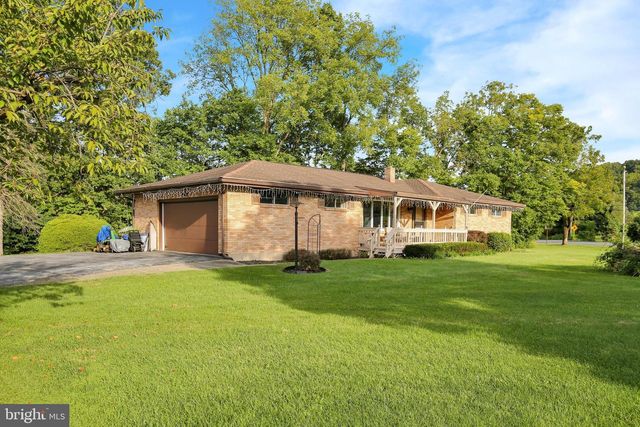 1048 CROSS KEYS RD, Leesport, PA 19533
