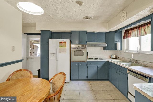 1048 CROSS KEYS RD, Leesport, PA 19533