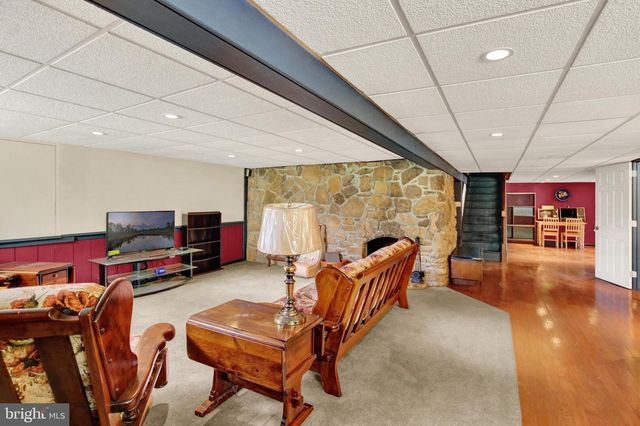 1048 CROSS KEYS RD, Leesport, PA 19533