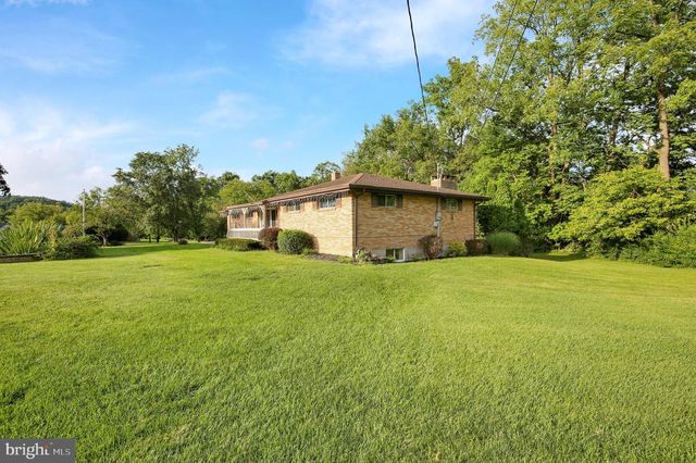 1048 CROSS KEYS RD, Leesport, PA 19533