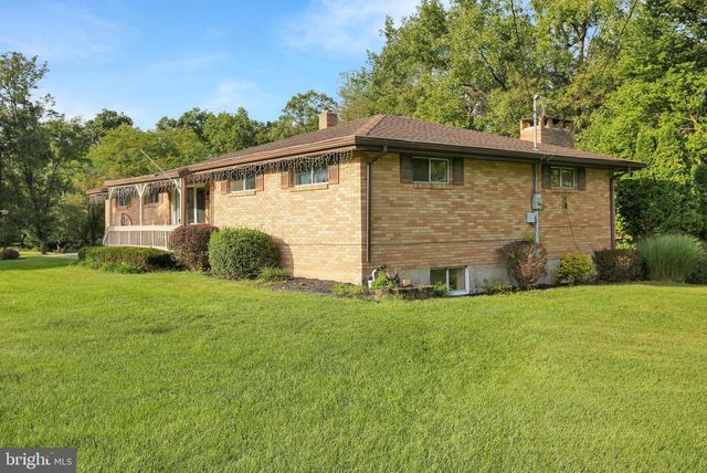 1048 CROSS KEYS RD, Leesport, PA 19533