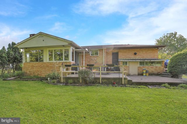 1048 CROSS KEYS RD, Leesport, PA 19533