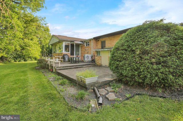 1048 CROSS KEYS RD, Leesport, PA 19533
