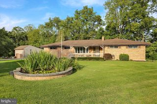 1048 CROSS KEYS RD, Leesport, PA 19533