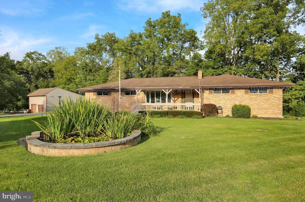 1048 CROSS KEYS RD, Leesport, PA 19533
