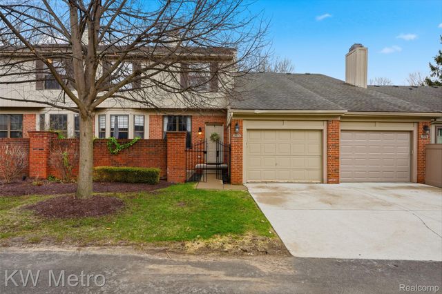 7072 Green Farm Road, West Bloomfield Charter Township, MI 48322