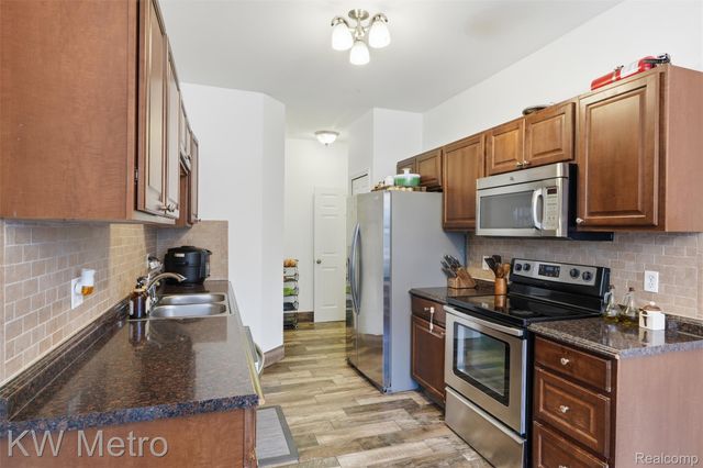 7072 Green Farm Road, West Bloomfield Charter Township, MI 48322