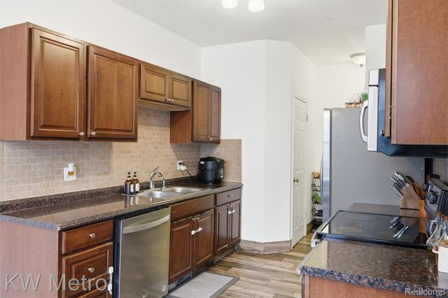 7072 Green Farm Road, West Bloomfield Charter Township, MI 48322
