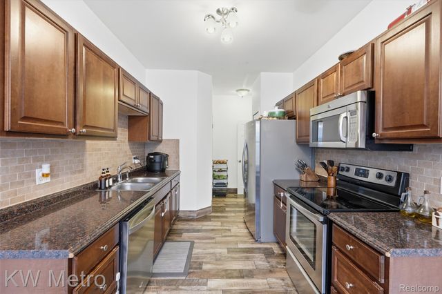 7072 Green Farm Road, West Bloomfield Charter Township, MI 48322