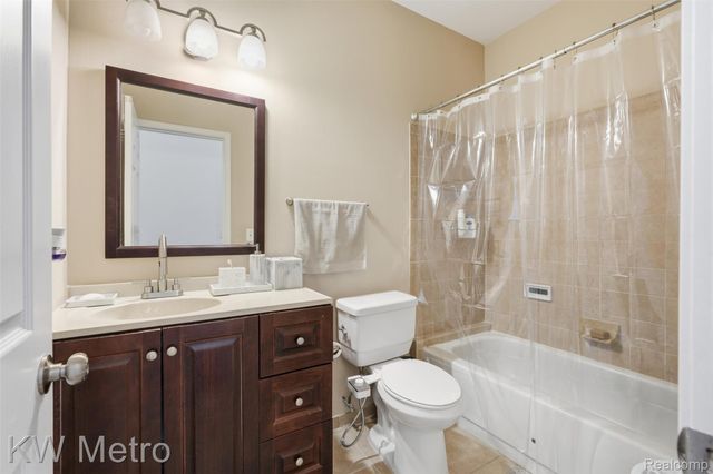 7072 Green Farm Road, West Bloomfield Charter Township, MI 48322