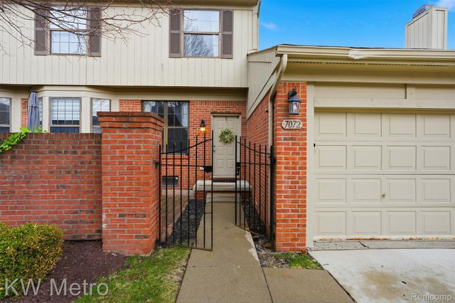 7072 Green Farm Road, West Bloomfield Charter Township, MI 48322