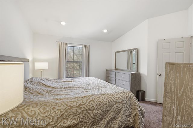 7072 Green Farm Road, West Bloomfield Charter Township, MI 48322
