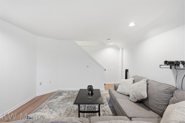 7072 Green Farm Road, West Bloomfield Charter Township, MI 48322
