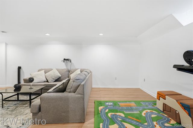 7072 Green Farm Road, West Bloomfield Charter Township, MI 48322